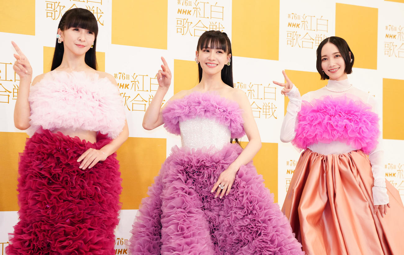 笑顔で写真に納まるPerfume。左からかしゆか、あ～ちゃん、のっち（撮影・鈴木みどり）