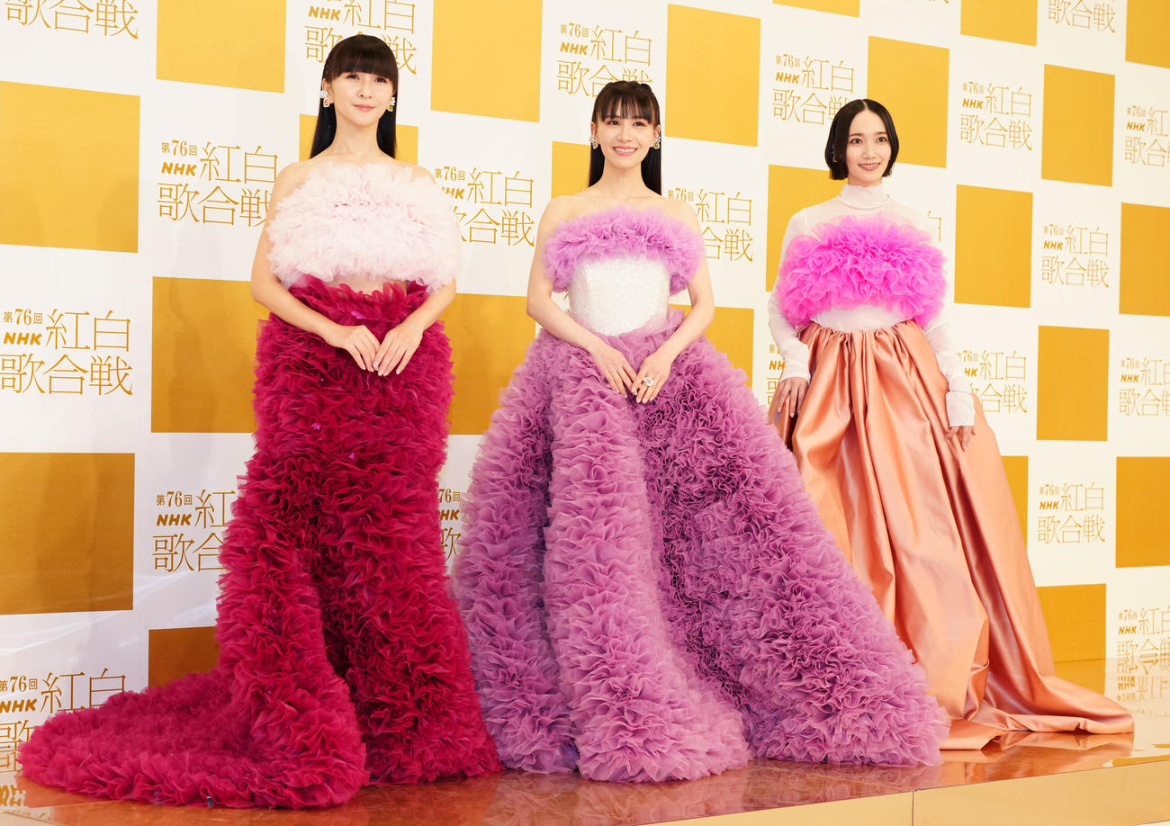 笑顔で写真に納まるPerfume。左からかしゆか、あ～ちゃん、のっち（撮影・鈴木みどり）
