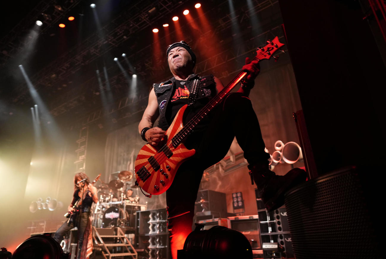 45周年記念ツアー東京公演初日で演奏するLOUDNESSのベース山下昌良（撮影・菅敏）