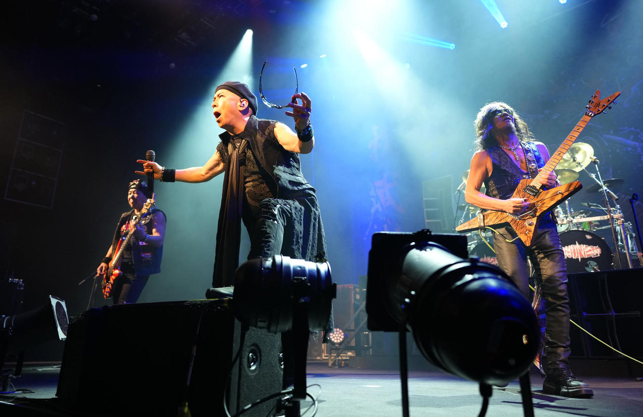 45周年記念ツアー東京公演初日で演奏するLOUDNESS。左からベースの山下昌良、ボーカルの二井原実、ギターの高崎晃（撮影・菅敏）