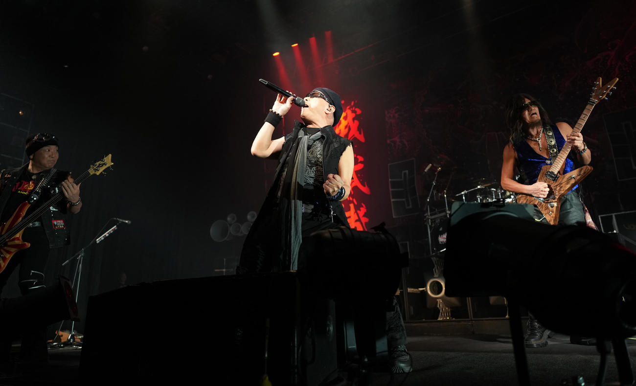 45周年記念ツアー東京公演初日で演奏するLOUDNESS。左からベースの山下昌良、ボーカルの二井原実、ギターの高崎晃（撮影・菅敏）