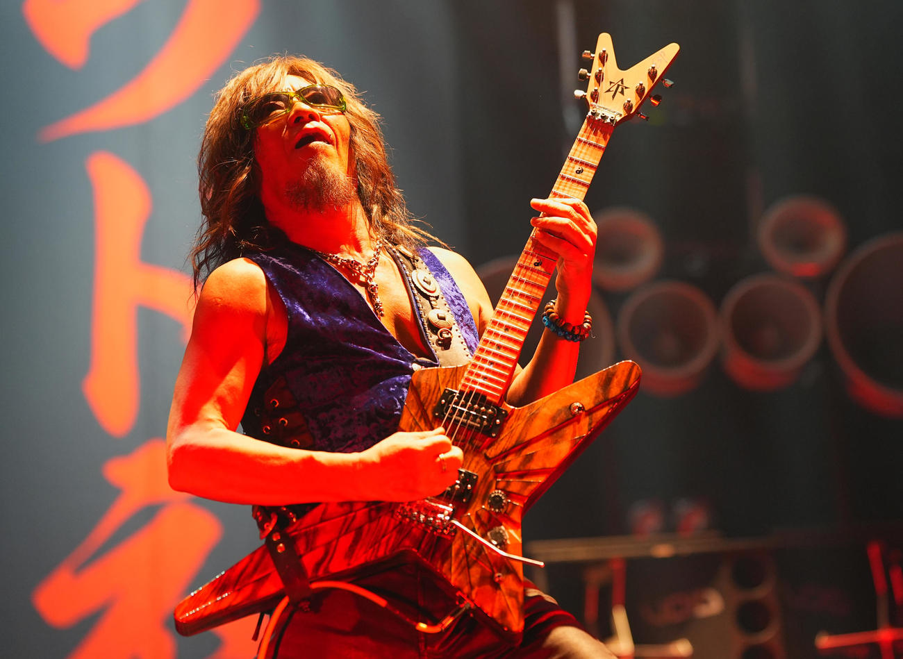 45周年記念ツアー東京公演初日で演奏するLOUDNESSのギター高崎晃（撮影・菅敏）