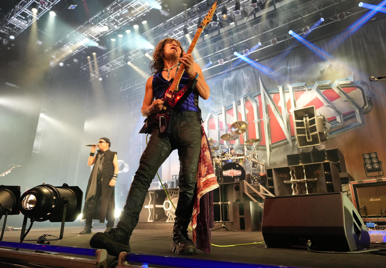 45周年記念ツアー東京公演初日で演奏するLOUDNESSのギター高崎晃。後方はボーカルの二井原実（撮影・菅敏）