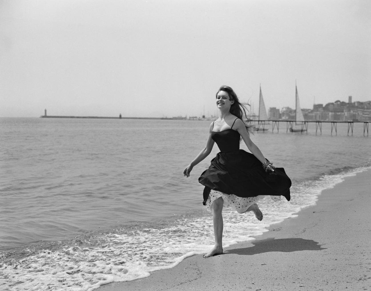 56年4月、フランス・カンヌの砂浜で走るバルドーさん（ゲッティ＝共同）