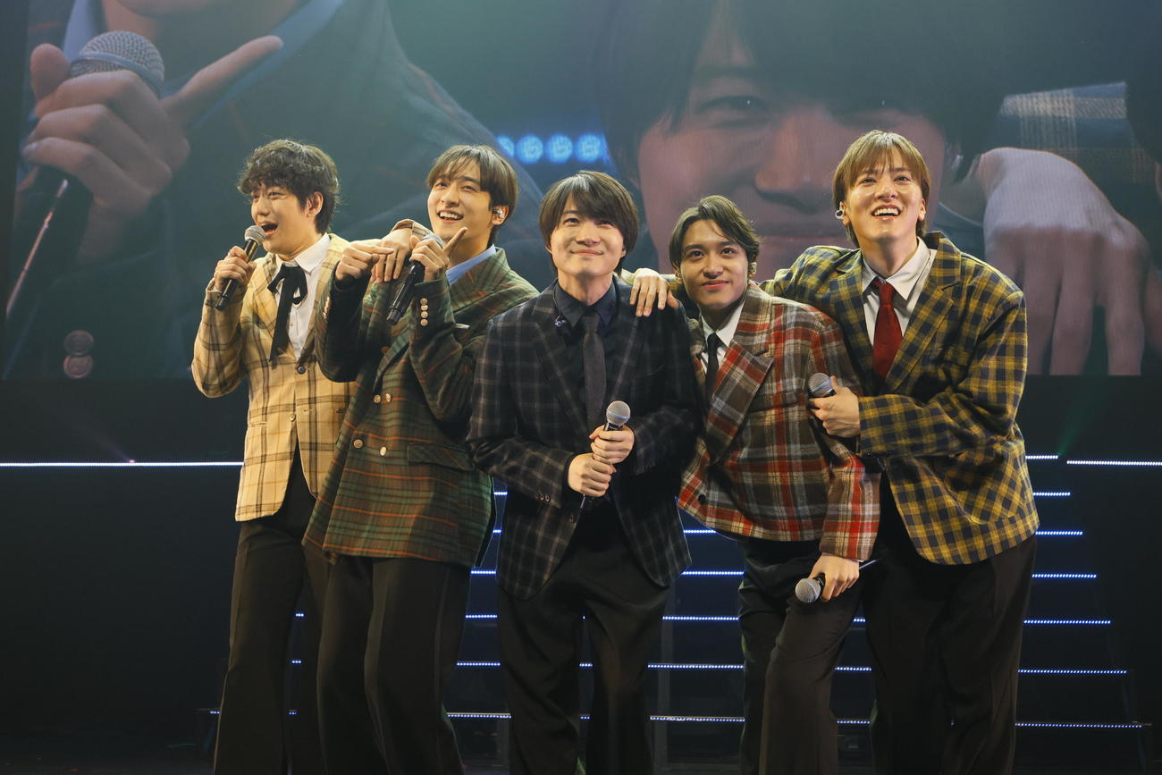 ハンサムライブにサプライズ登場した神木隆之介（中央）。左から水田航生、小関裕太、1人おいて松岡広大、松島庄汰