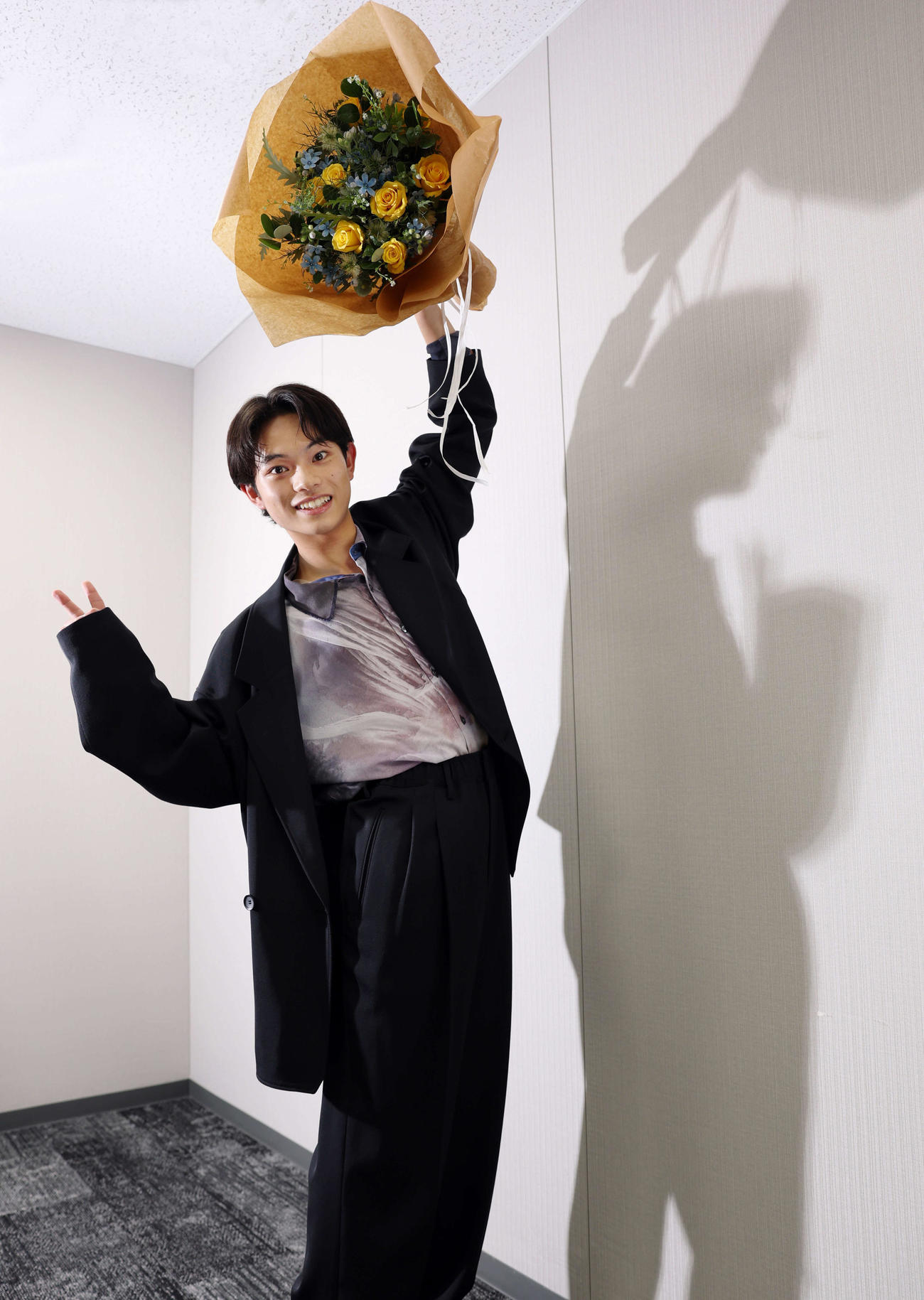石原裕次郎新人賞を受賞した黒川想矢は花束を掲げ笑顔でポーズ（撮影・浅見桂子）