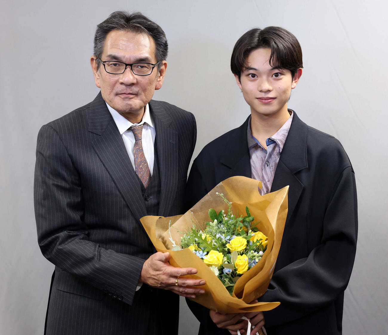 石原裕次郎新人賞を受賞した黒川想矢（右）は石原音楽出版社の石原邦彦社長と記念撮影（撮影・浅見桂子）