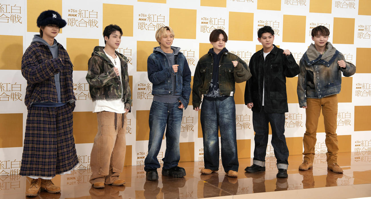 笑顔で写真に納まるBE：FIRST。左からJUNON、SHUNTO、SOTA、MANATO、LEO、RYUHEI（撮影・小島史椰）