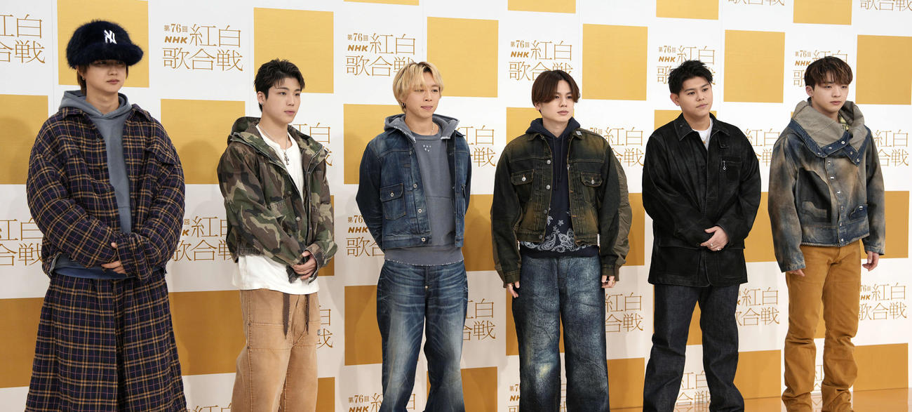 笑顔で写真に納まるBE：FIRST。左からJUNON、SHUNTO、SOTA、MANATO、LEO、RYUHEI（撮影・小島史椰）
