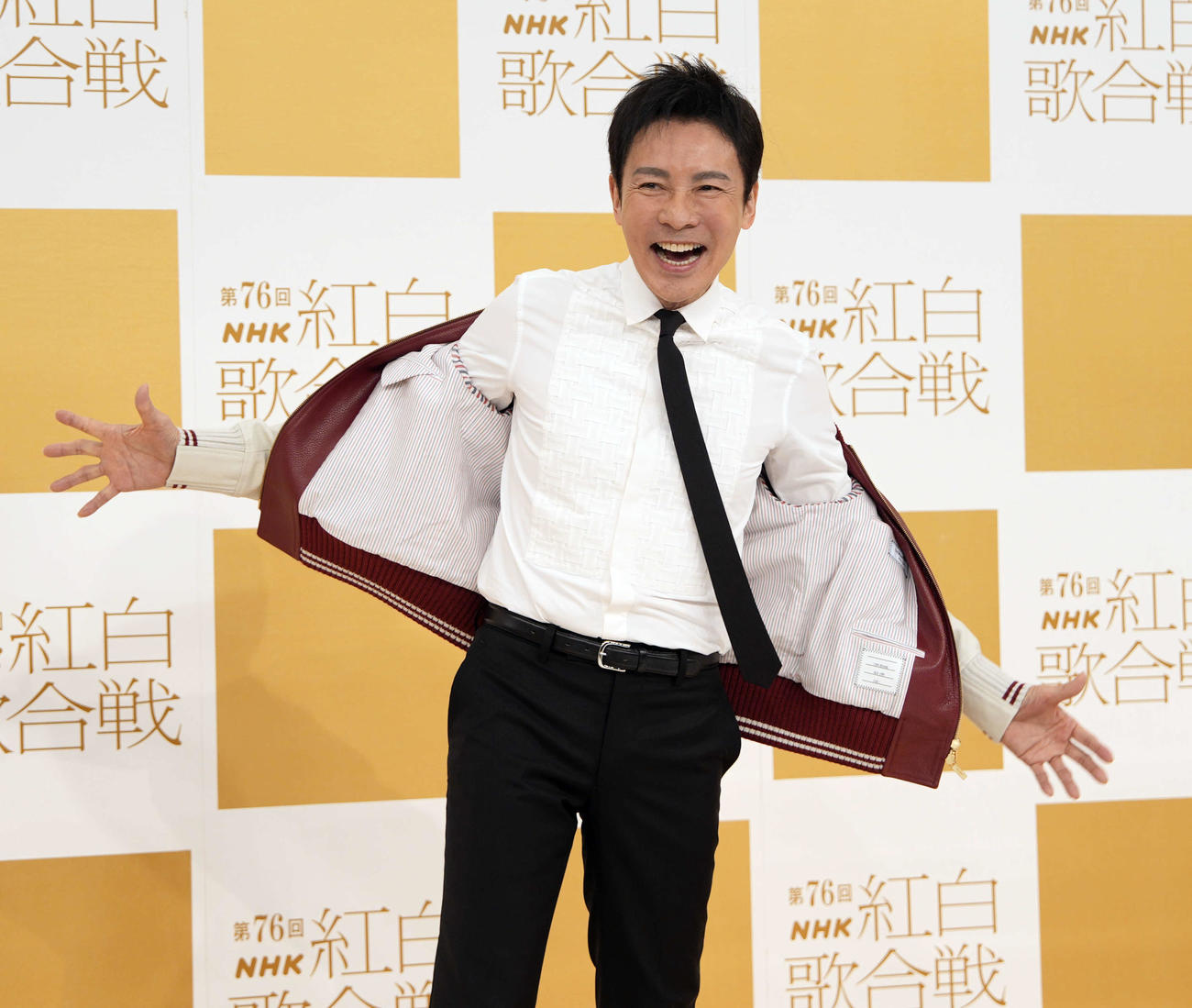 笑顔で写真に納まる郷ひろみ（撮影・小島史椰）