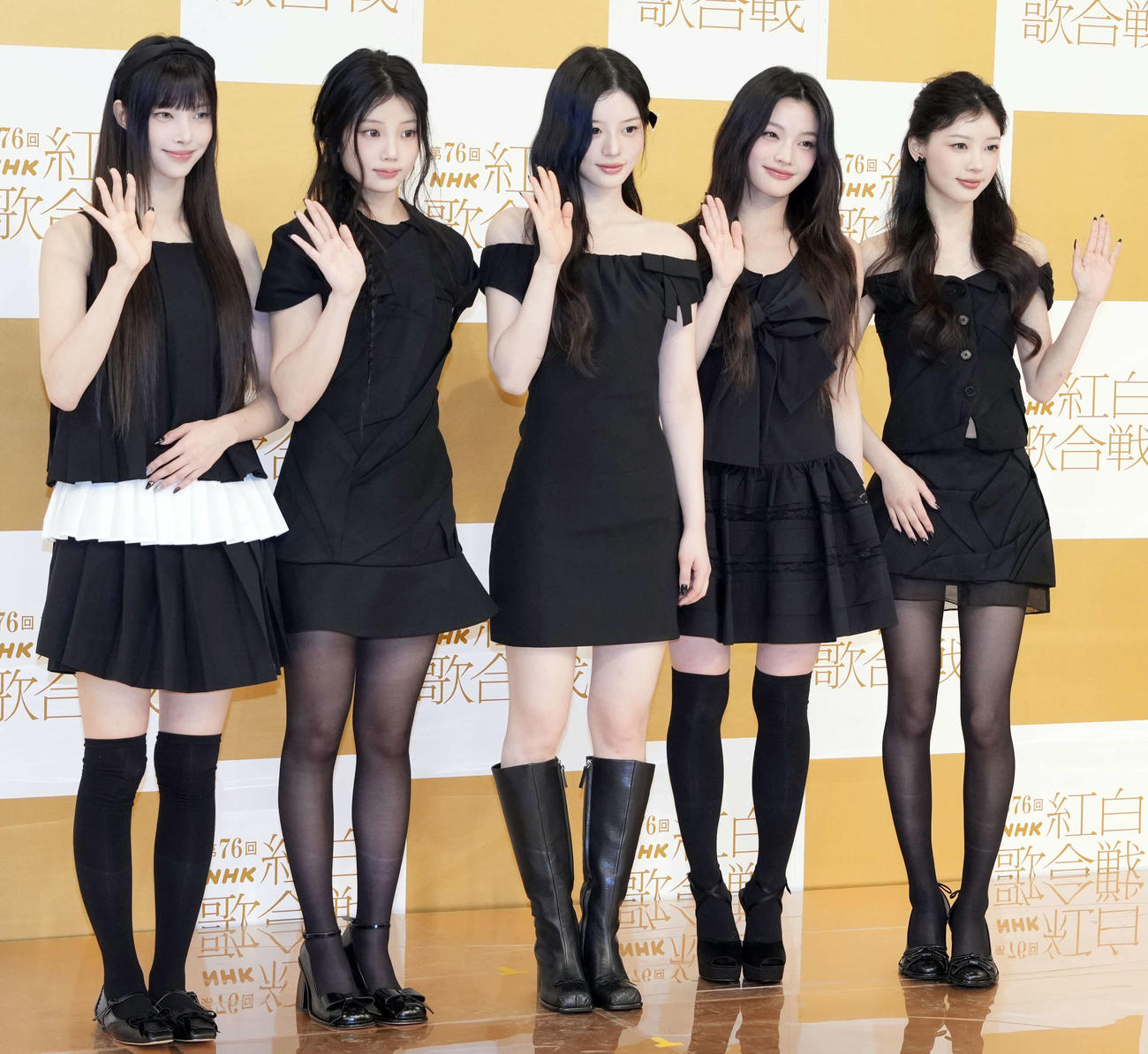 笑顔で写真に納まるILLIT。左からYUNAH、WONHEE、MINJU、IROHA、MOKA（撮影・小島史椰）