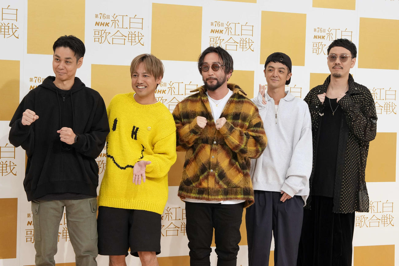 笑顔で写真に納まるORANGE RANGE。左からNAOTO、HIROKI、RYO、YAMATO、YOH（撮影・小島史椰）