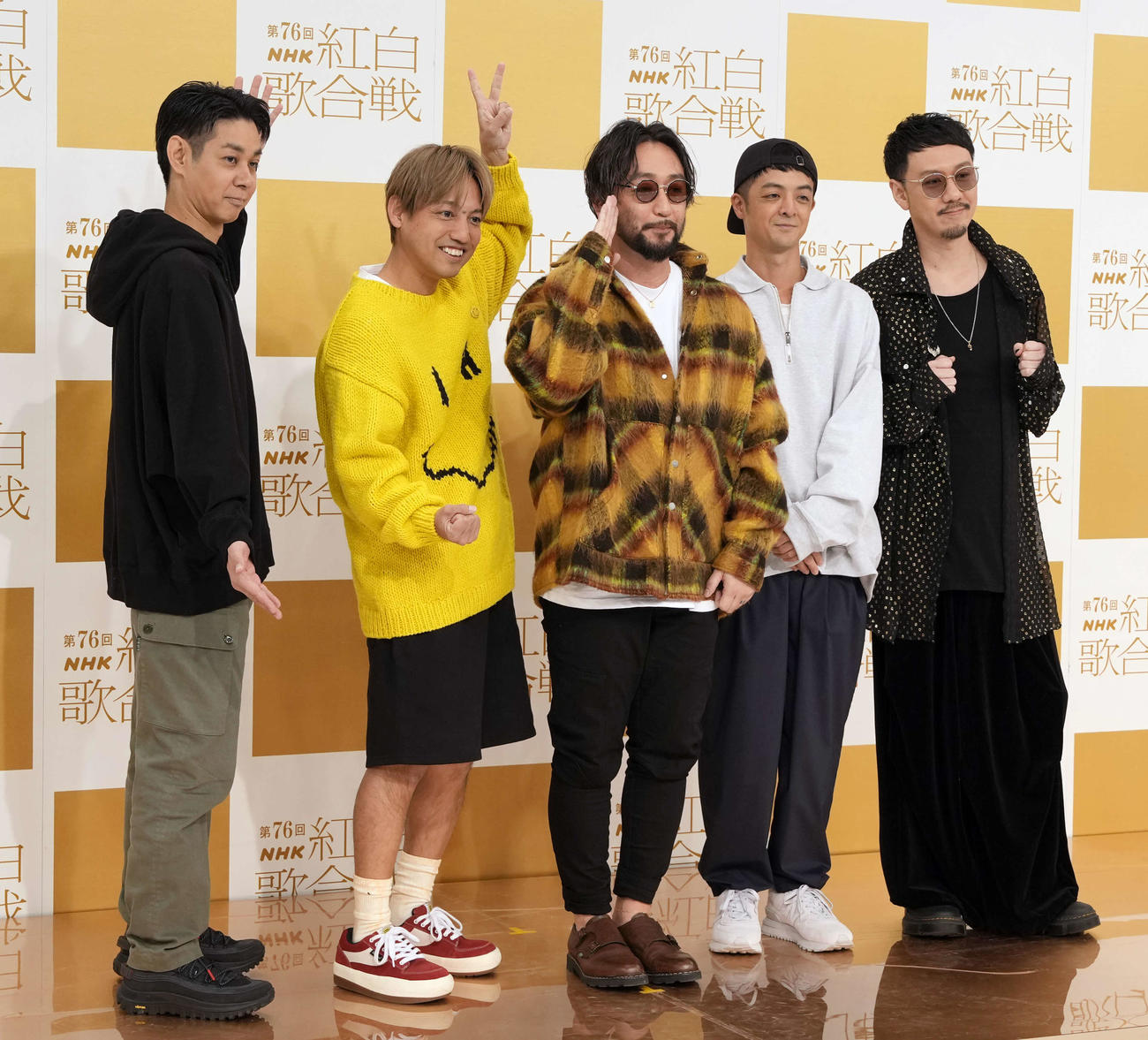 笑顔で写真に納まるORANGE RANGE。左からNAOTO、HIROKI、RYO、YAMATO、YOH（撮影・小島史椰）