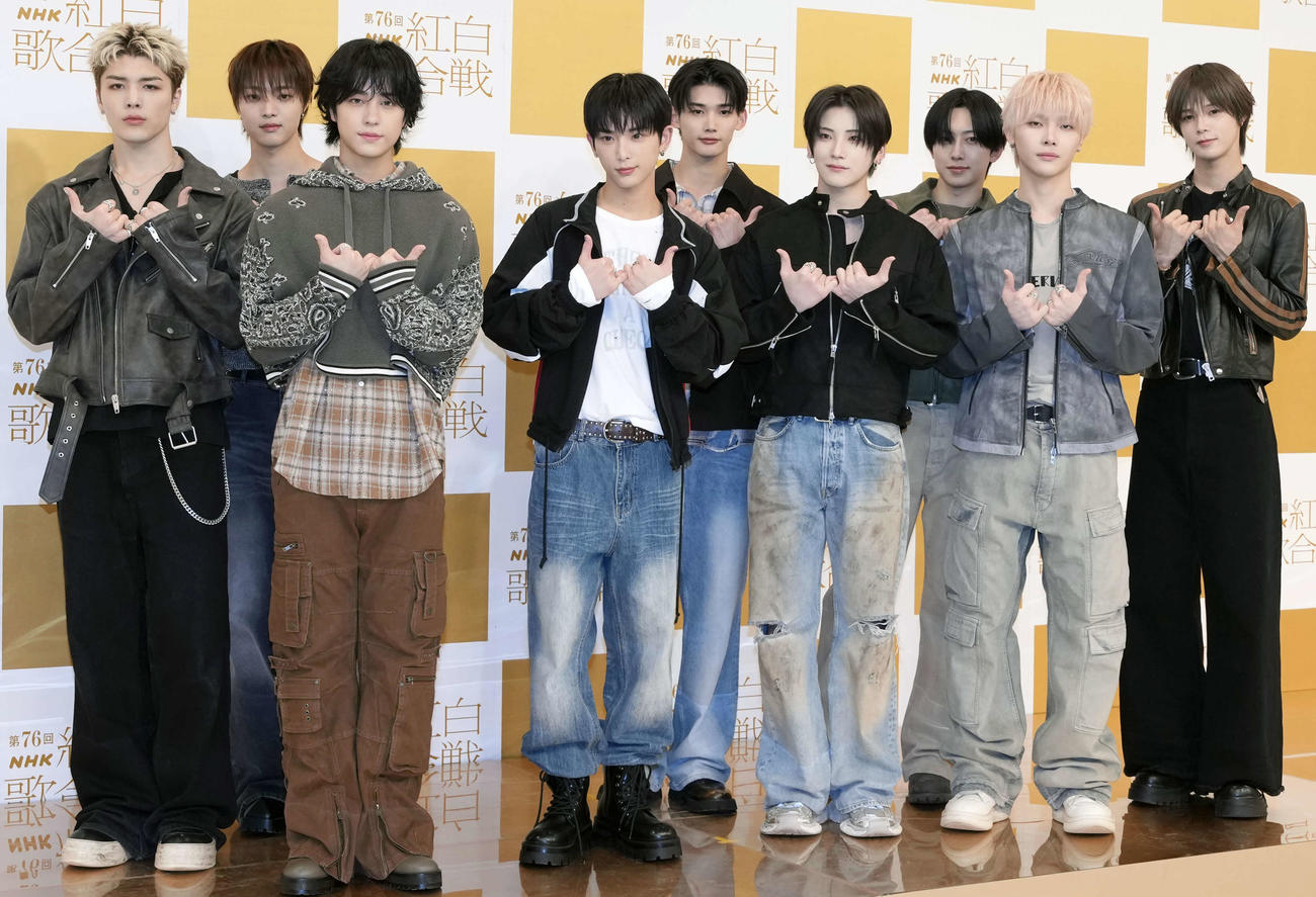 ポーズをとり写真に納まる＆TEAM。前列左からTAKI、HARUA、YUMA、NICHOLAS、後列左からMAKI、EJ、JO、FUMA、K（撮影・小島史椰）