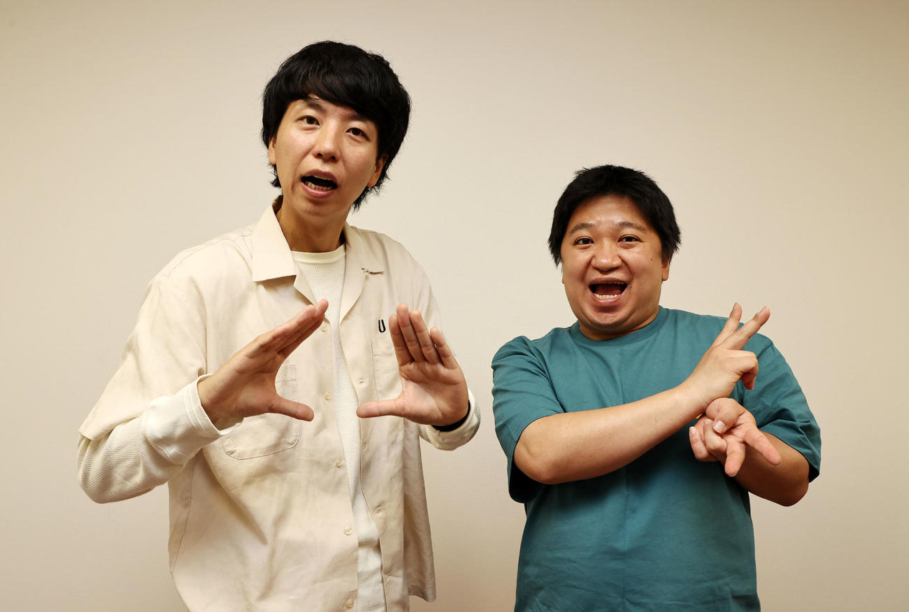 お笑いコンビ「ニッポンの社長」の辻（左）とケツ（2022年5月撮影）