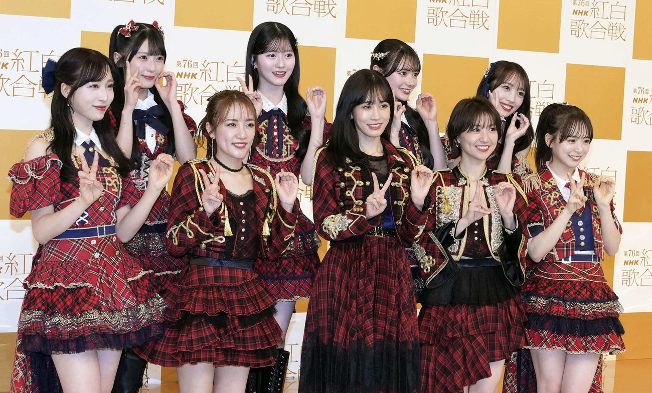 笑顔で写真に納まるAKB48。前列左から小栗有以、高橋みなみ、前田敦子、大島優子、倉野尾成美、後列左から佐藤綺星、八木愛月、伊藤百花、向井地美音（撮影・小島史椰）