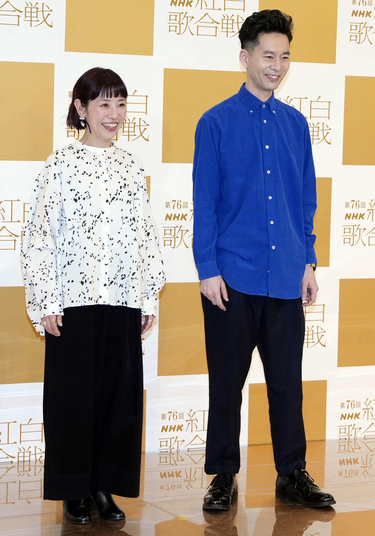 笑顔で写真に納まるハンバートハンバートの佐野遊穂（左）と佐藤良成（撮影・小島史椰）