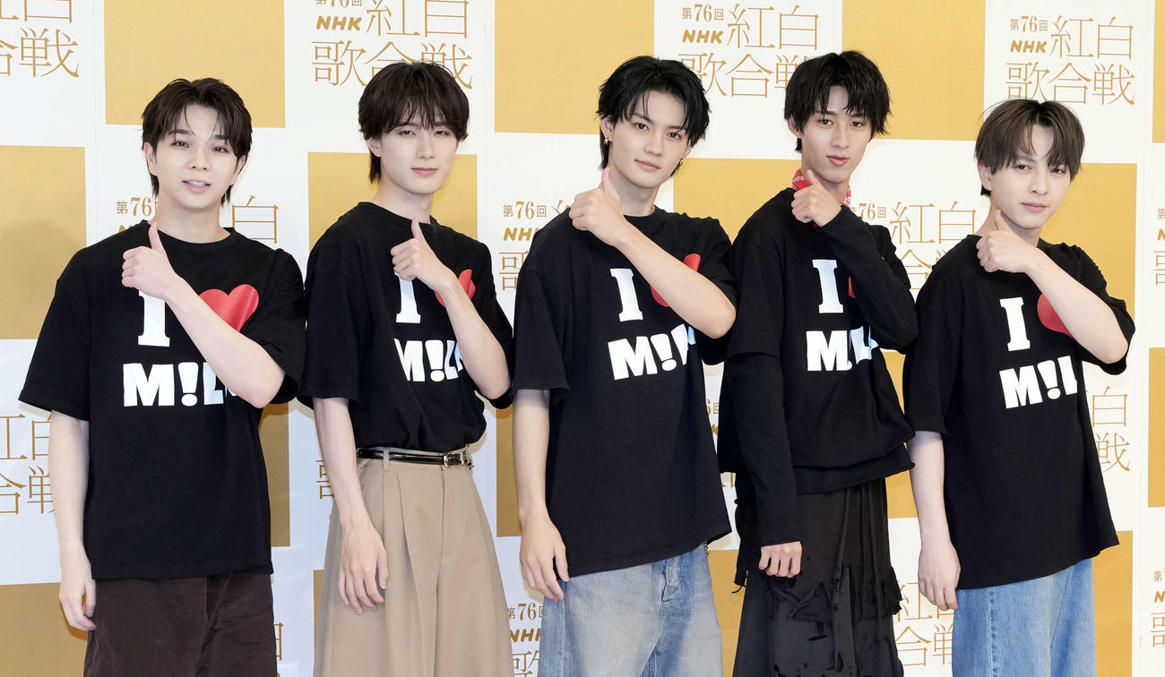 「いいじゃん」のポーズで写真に納まるM！LK。左から塩﨑太智、山中柔太朗、佐野勇斗、曽野舜太、吉田仁人（撮影・小島史椰）