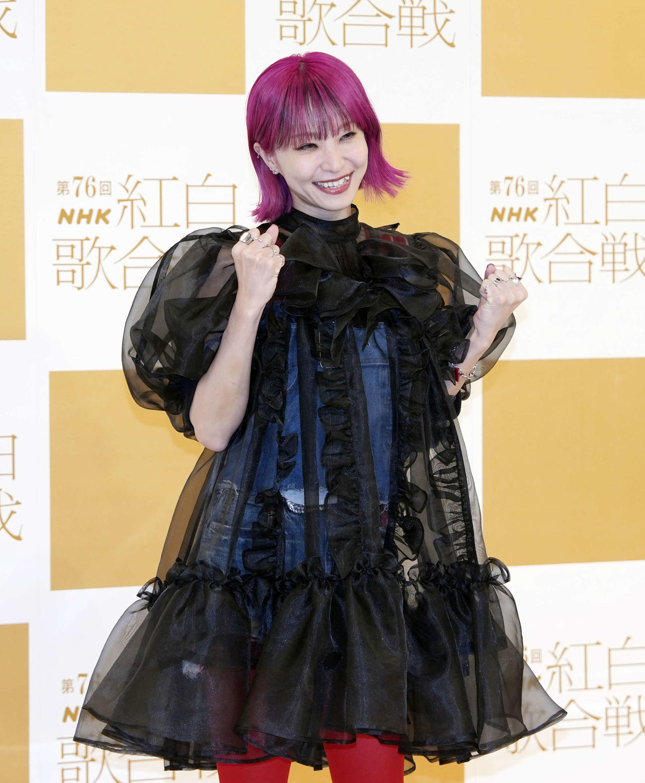 笑顔で写真に納まるLiSA（撮影・小島史椰）