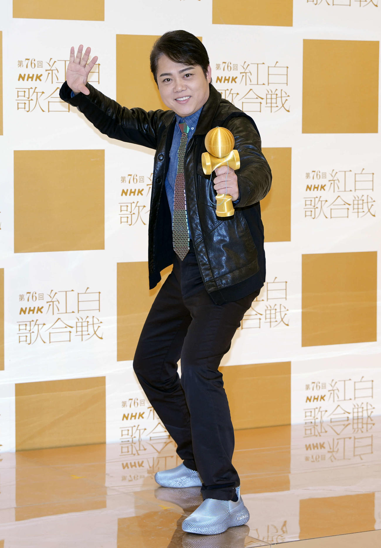 笑顔で写真に納まる三山ひろし（撮影・小島史椰）