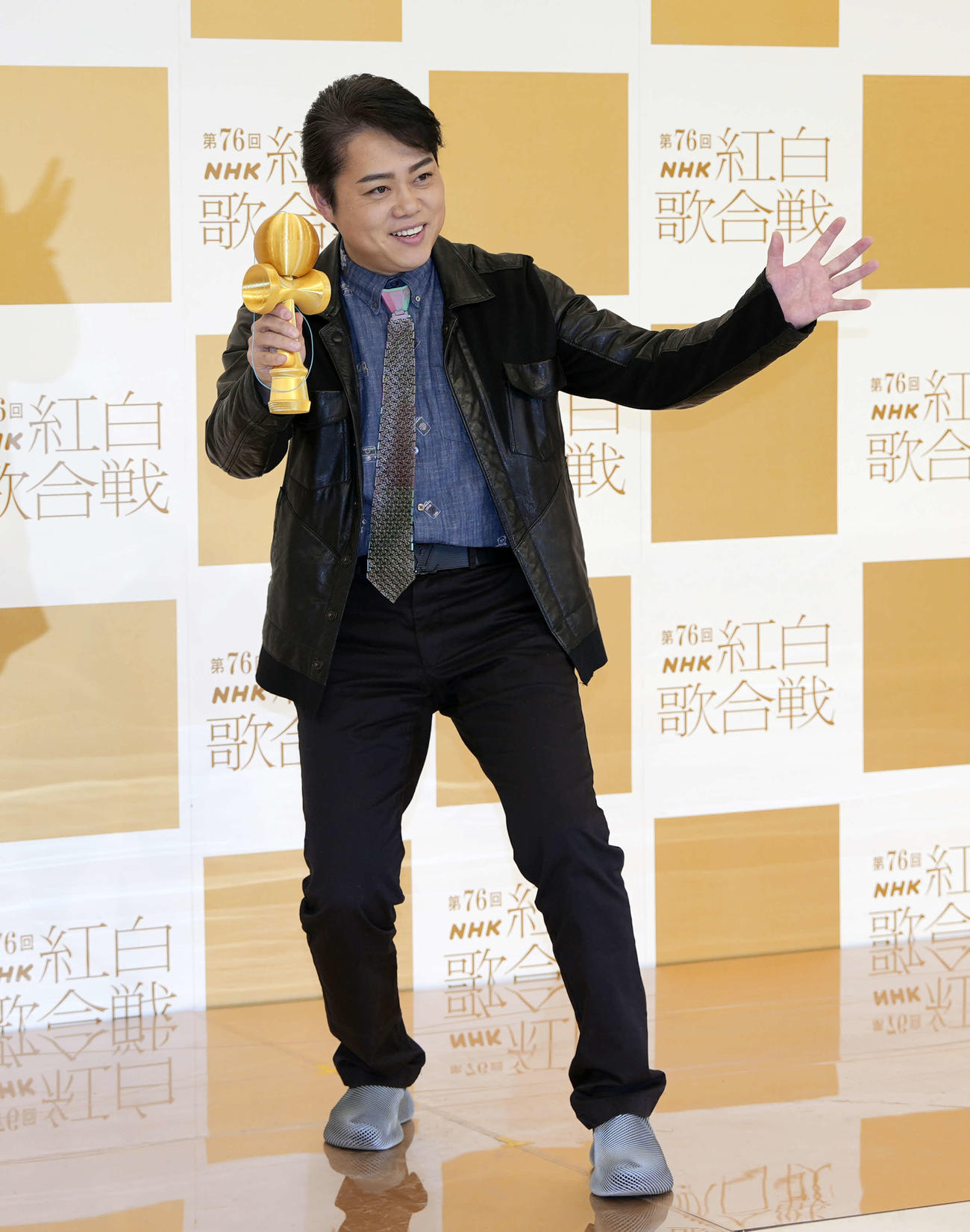 笑顔で写真に納まる三山ひろし（撮影・小島史椰）