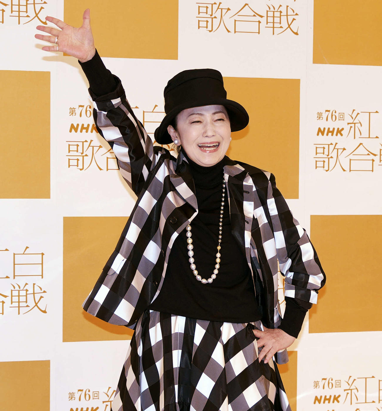 笑顔で写真に納まる石川さゆり（撮影・小島史椰）