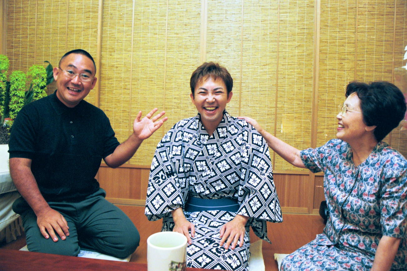 真打ち昇進について笑顔で語る林家いっ平。左は兄・林家こぶ平、右は母・香葉子さん