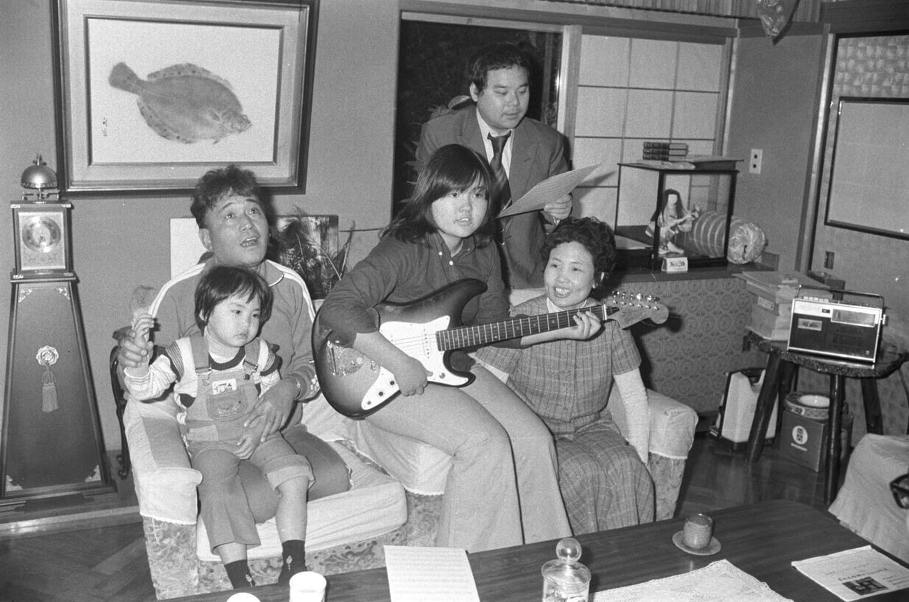 74年10月、林家三平さん（前列左後方）一家と写真に納まる林家こん平さん（後列）