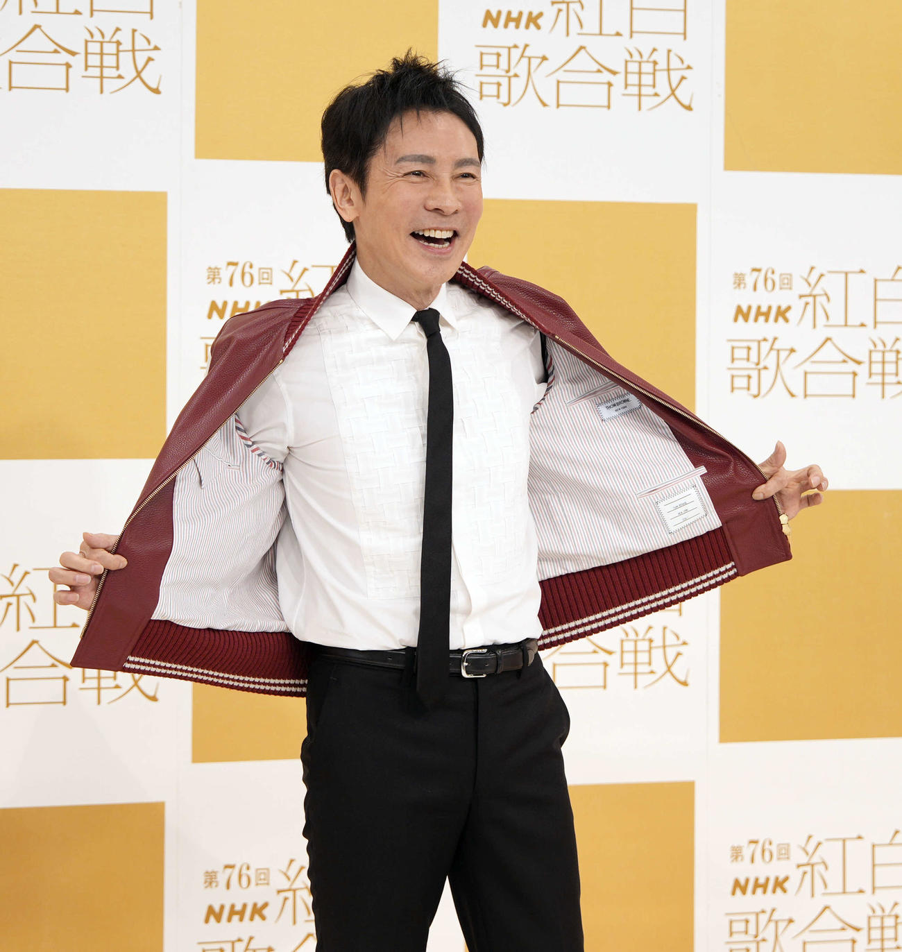 笑顔で写真に納まる郷ひろみ（撮影・小島史椰）