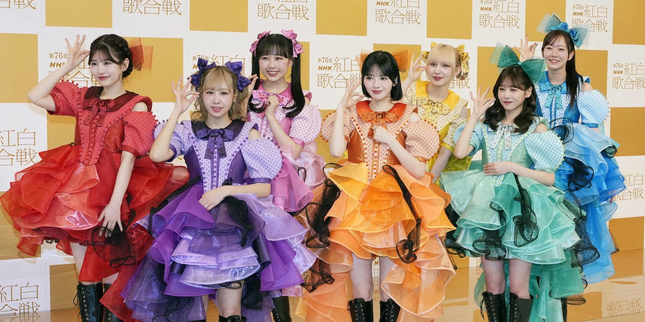 笑顔で写真に納まるFRUITS ZIPPER。前列左から仲川瑠夏、鎮西寿々歌、櫻井優衣、後列左から月足天音、松本かれん、早瀬ノエル、真中まな（撮影・小島史椰）