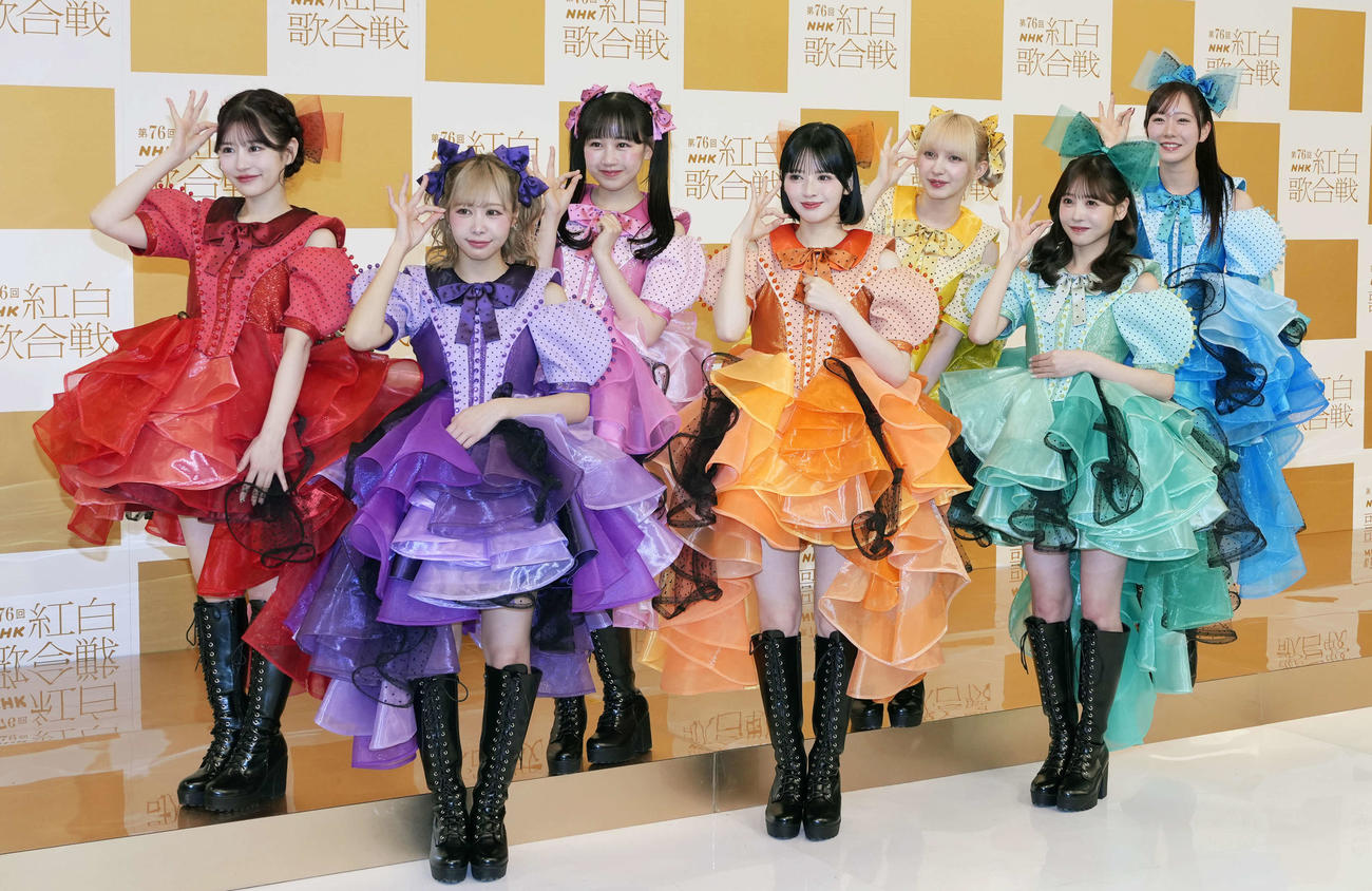 笑顔で写真に納まるFRUITS ZIPPER。前列左から仲川瑠夏、鎮西寿々歌、櫻井優衣、後列左から月足天音、松本かれん、早瀬ノエル、真中まな（撮影・小島史椰）
