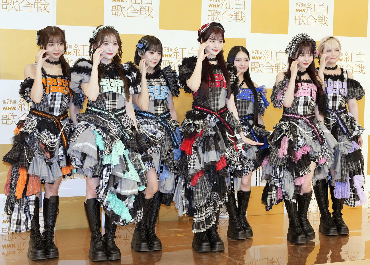笑顔で写真に納まるCANDY TUNE。前列左から小川奈々子、立花琴未、村川緋杏、後列左から南なつ、福山梨乃、桐原美月、宮野静（撮影・小島史椰）