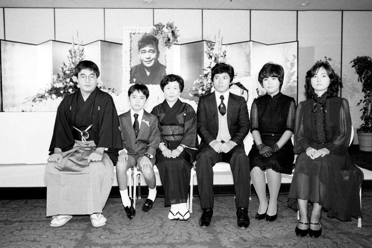 「林家三平一周忌」での遺族の集合写真。左から長男・林家こぶ平（後の林家正蔵）、2男・泰助（後の林家いっ平）、妻・海老名香葉子、長女・海老名美どり・峰竜太夫妻、2女・海老名泰葉（1981年撮影）