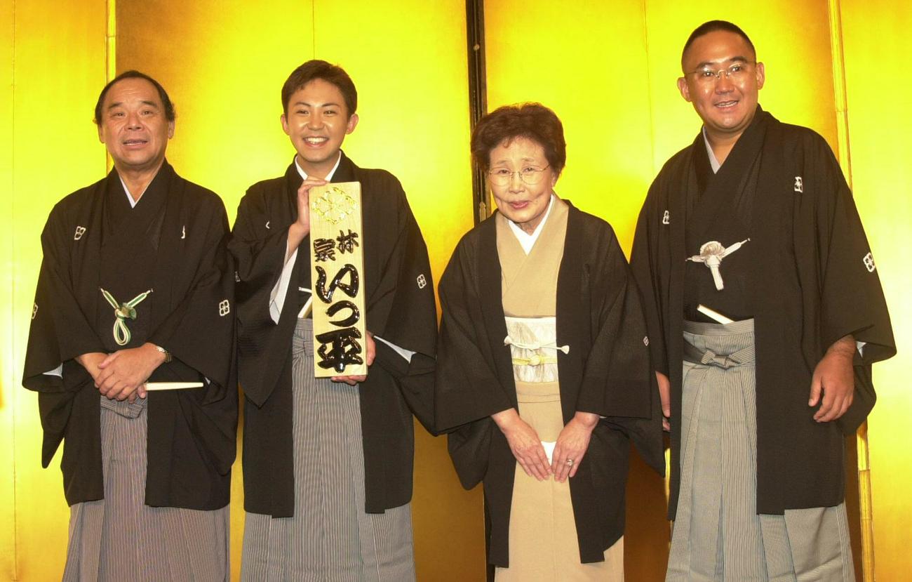 記念撮影する左から林家こん平、林家いっ平、海老名香葉子、林家こぶ平（2002年撮影）