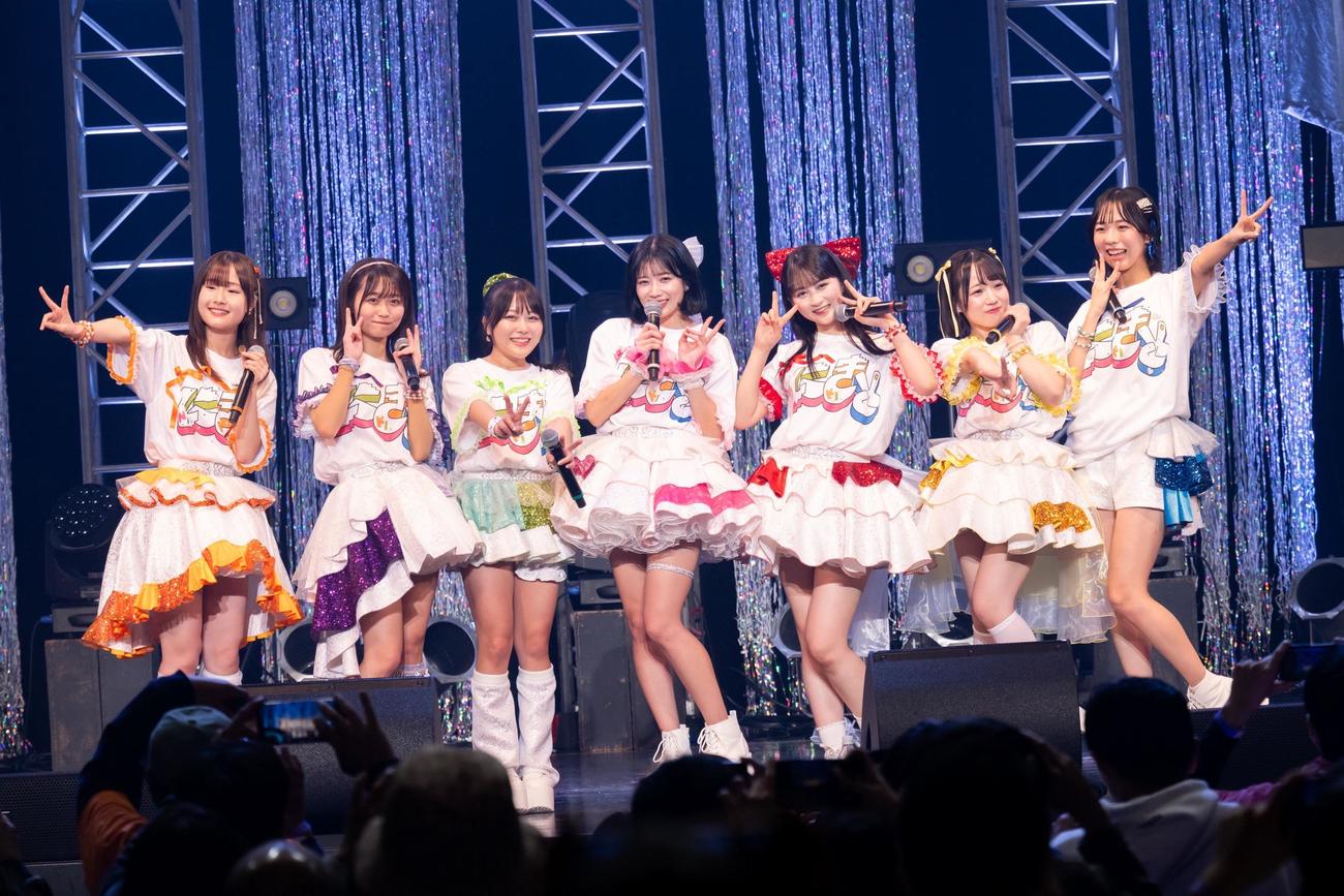 新体制のスタートを切ったアップアップガールズ（2）。左から新倉愛海、藤永みれい、島崎友莉亜、高萩千夏、兵頭美波、今田花琳、鍛治島彩