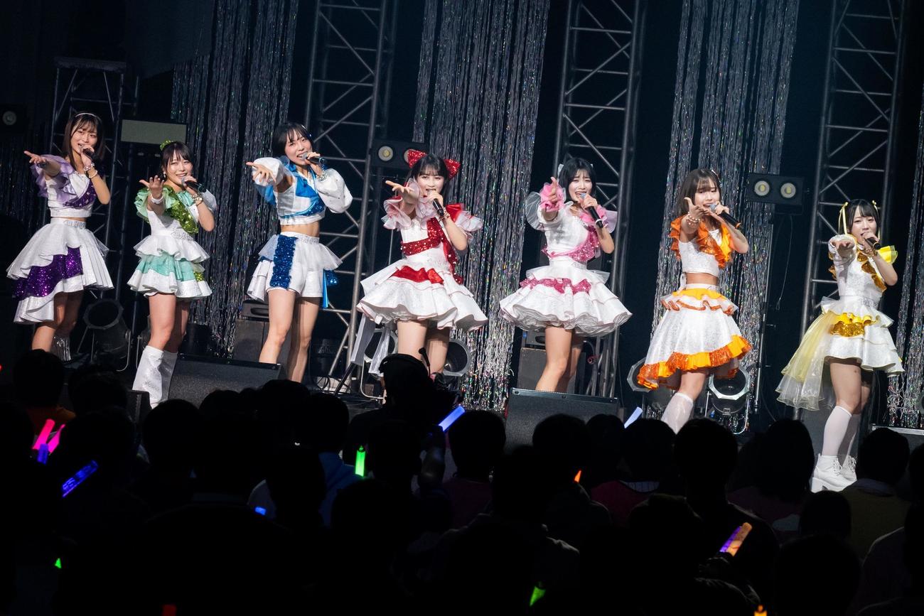 新体制のスタートを切ったアップアップガールズ（2）。左から藤永みれい、島崎友莉亜、鍛治島彩、兵頭美波、高萩千夏、新倉愛海、今田花琳