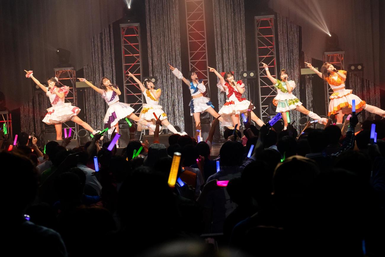 新体制のスタートを切ったアップアップガールズ（2）。左から高萩千夏、藤永みれい、今田花琳、鍛治島彩、兵頭美波、島崎友莉亜、新倉愛海