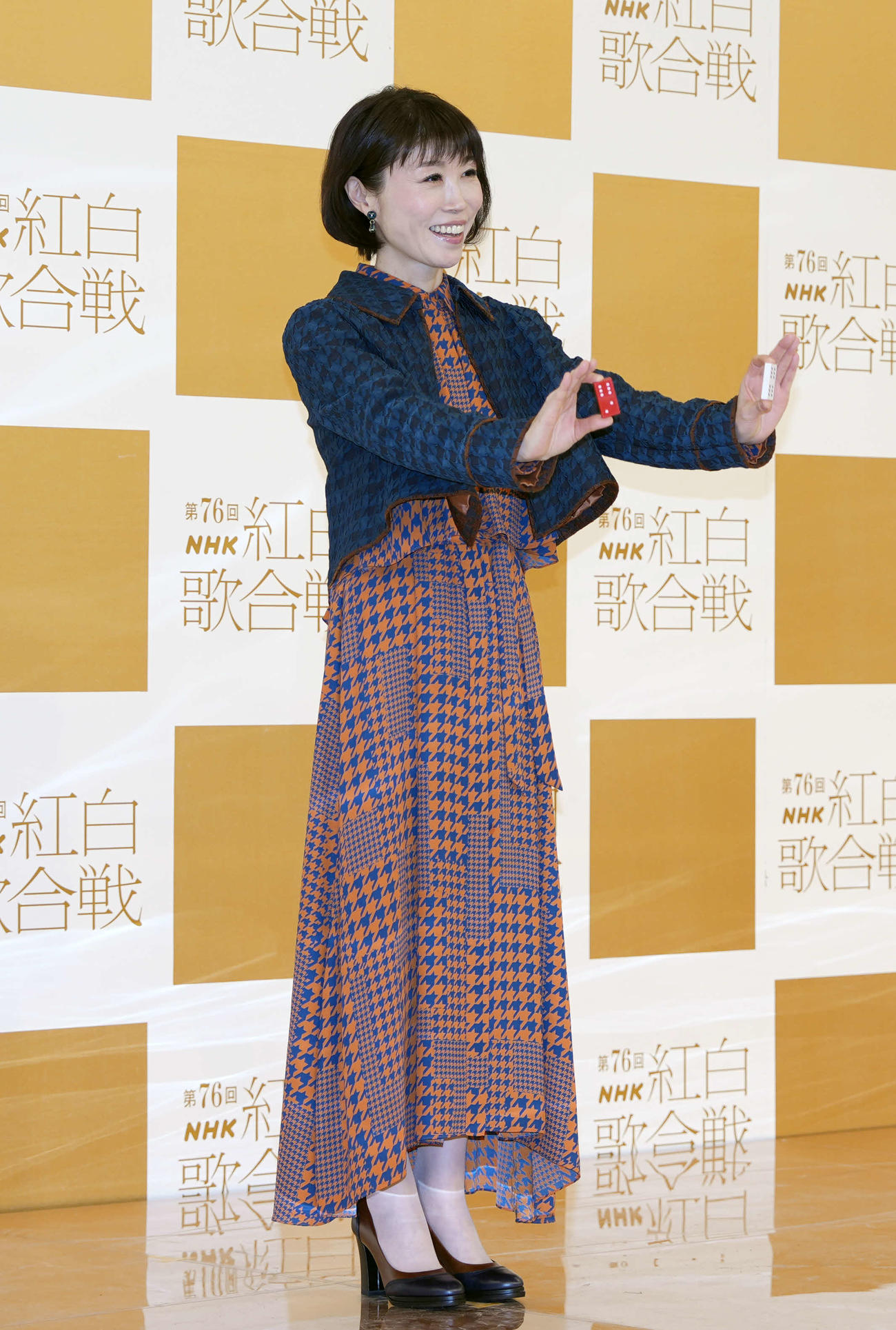 ドミノを持ち笑顔で写真に納まる水森かおり（撮影・小島史椰）