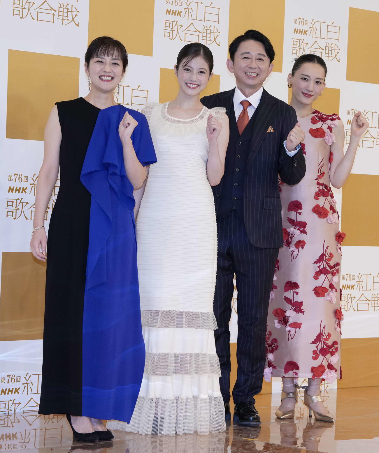 笑顔で写真に納まる、左から司会の鈴木奈穂子アナウンサー、今田美桜、有吉弘行、綾瀬はるか（撮影・小島史椰）