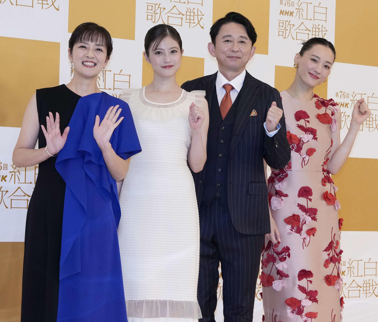 笑顔で写真に納まる、左から司会の鈴木奈穂子アナウンサー、今田美桜、有吉弘行、綾瀬はるか（撮影・小島史椰）
