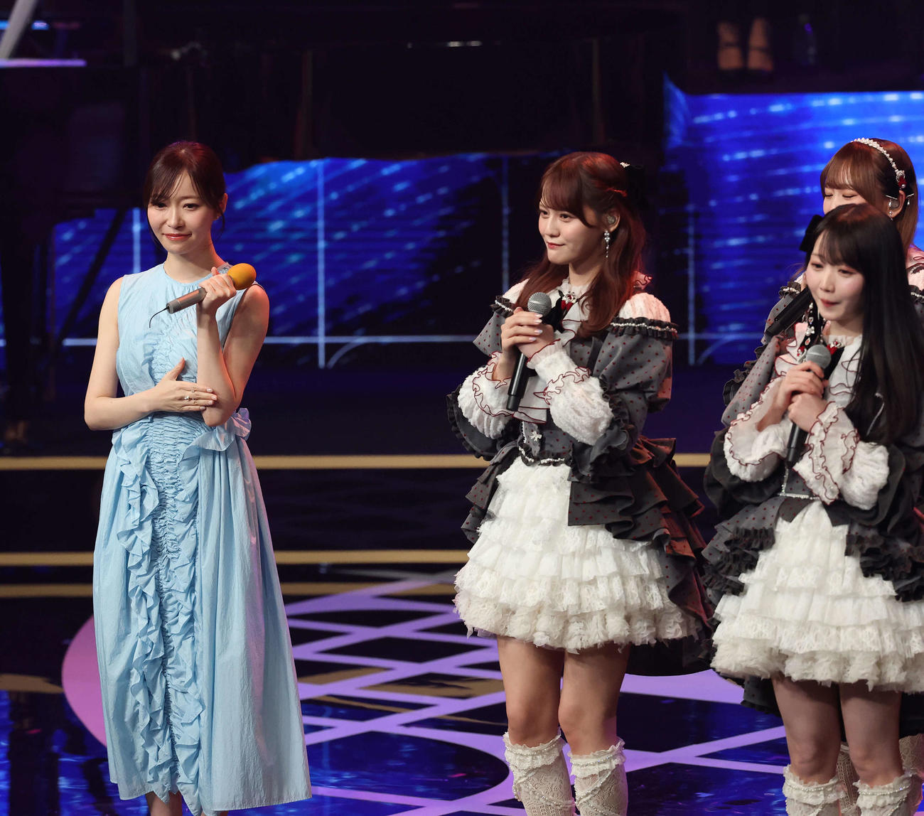 ＝LOVEがパフォーマンスを終え、目に涙を浮かべる指原莉乃（撮影・増田悦実）