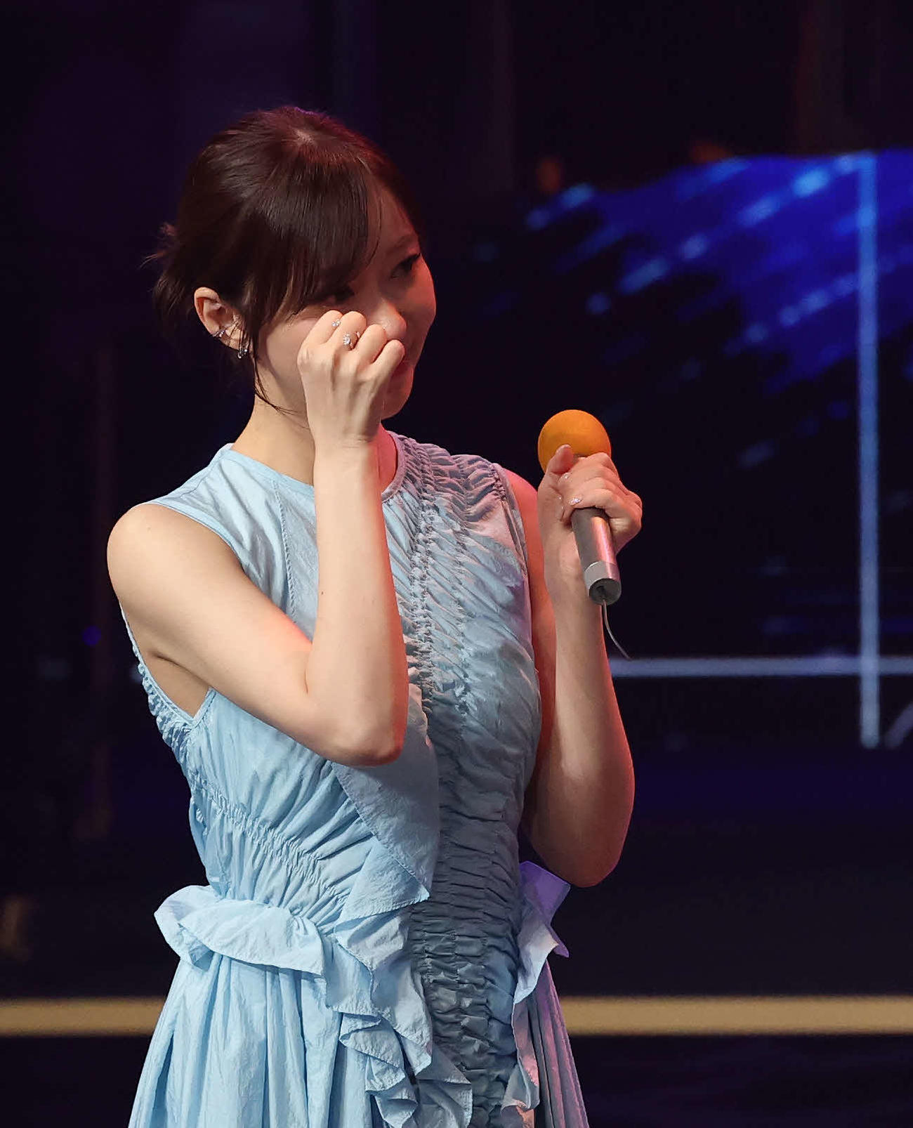 ＝LOVEがパフォーマンスを終え、目に涙を浮かべる指原莉乃（撮影・増田悦実）