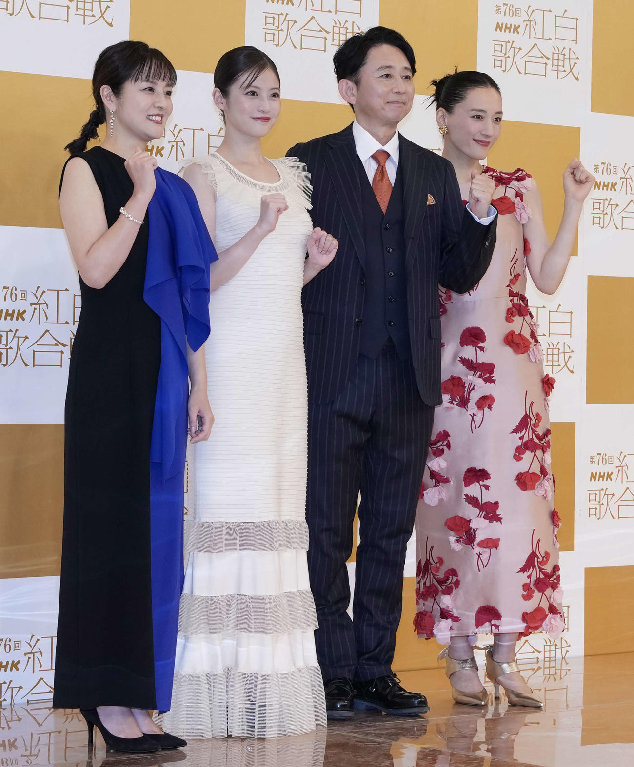 笑顔で写真に納まる、左から司会の鈴木奈穂子アナウンサー、今田美桜、有吉弘行、綾瀬はるか（撮影・小島史椰）