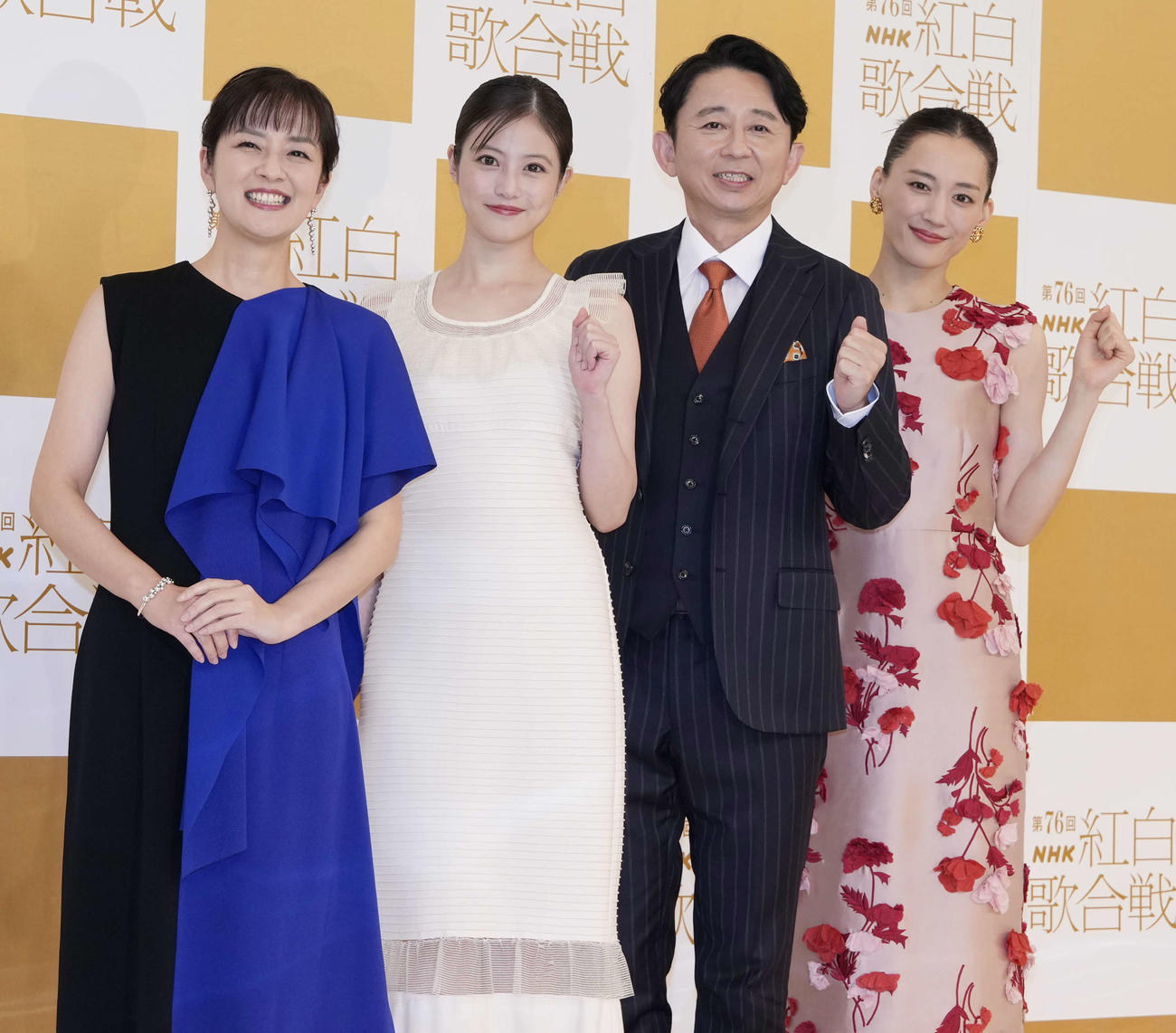 笑顔で写真に納まる、左から司会の鈴木奈穂子アナウンサー、今田美桜、有吉弘行、綾瀬はるか（撮影・小島史椰）