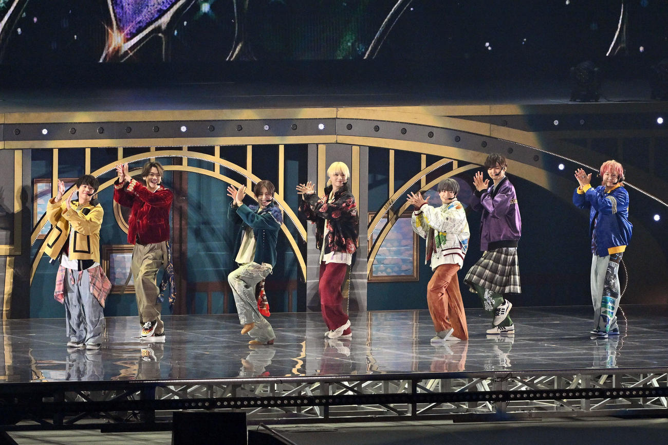 歌と踊りのパフォーマンスでファンを魅了するHey！Say！JUMP（撮影・滝沢徹郎）