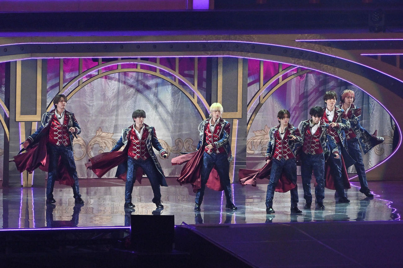 歌と踊りのパフォーマンスでファンを魅了するHey！Say！JUMP（撮影・滝沢徹郎）