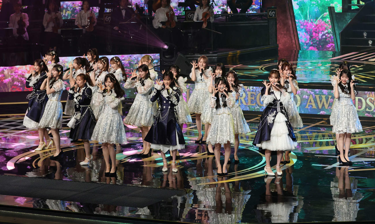 パフォーマンスするAKB48（撮影・増田悦実）