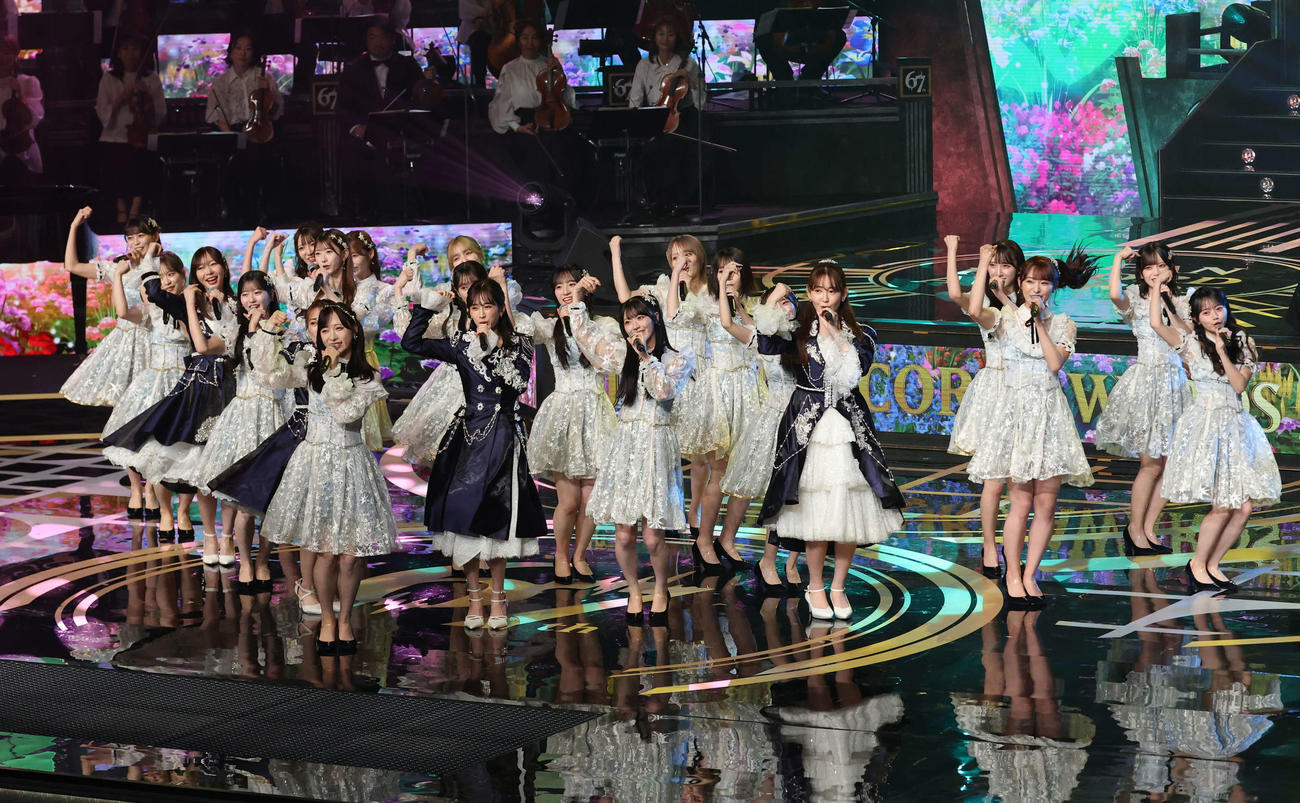 パフォーマンスするAKB48（撮影・増田悦実）