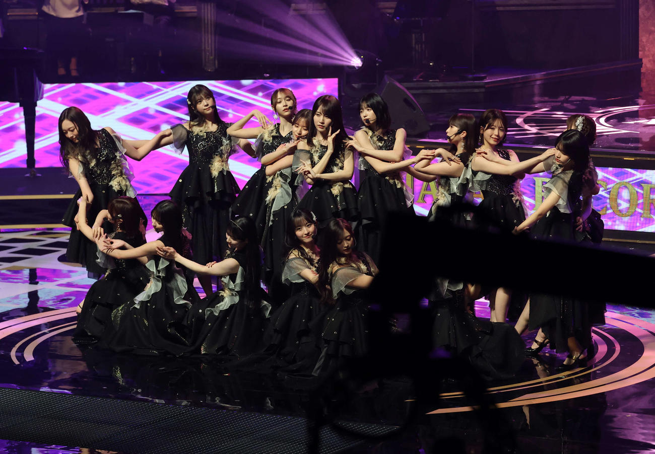 パフォーマンスする乃木坂46（撮影・増田悦実）