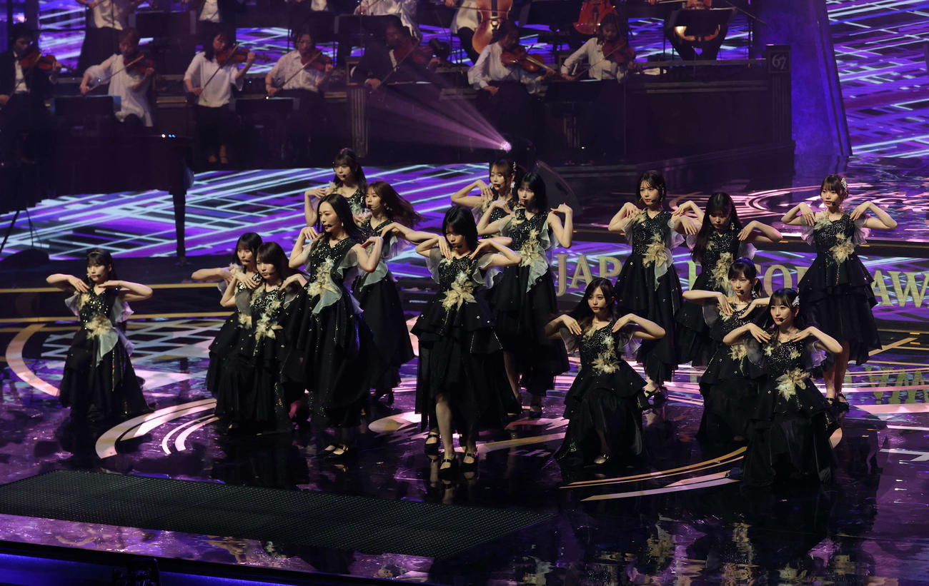 パフォーマンスする乃木坂46（撮影・増田悦実）